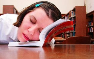 Dormir bien, la asignatura pendiente de los estudiantes