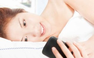 Dormir con el móvil dificulta un correcto descanso