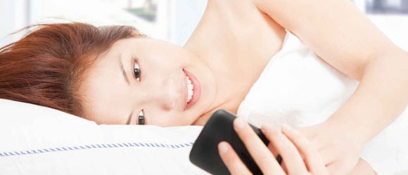 Dormir con el móvil dificulta un correcto descanso