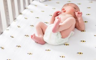 Postura correcta para dormir a un bebé