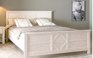 Estructura de cama y otros muebles como elementos decorativos