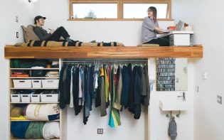 Cama alta matrimonio para casas pequeñas