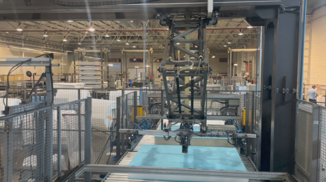 Interior de la fábrica de Relax en La Muela (Zaragoza) donde se pueden ver las máquinas que trabajan en la fabricación de los colchones