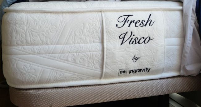 colchón Ingravity Fresh Visco sobre una base tapizada de Ingravity.