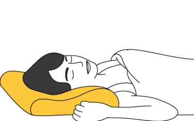 Persona usando una almohada viscoelástica cervical