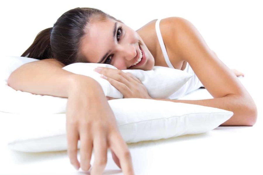 mujer descansando con almohada
