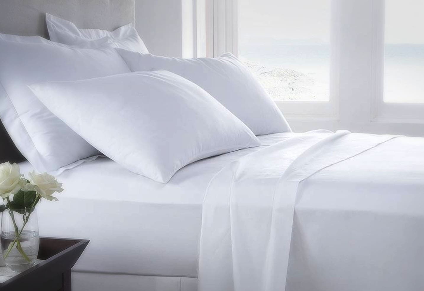 una cama bien vestida con sábanas de algodón proporciona noches de descanso inigualables