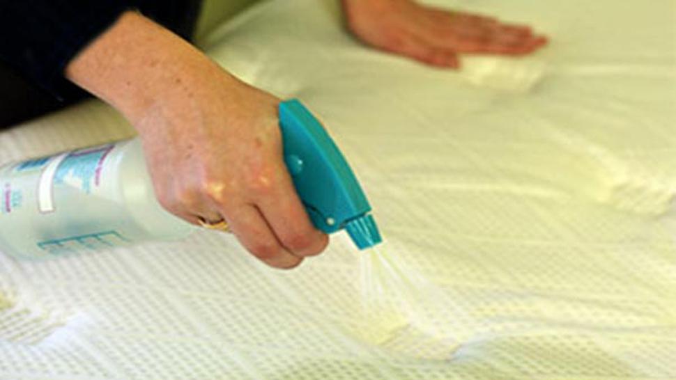 cómo tratar las manchas en un colchón mojado