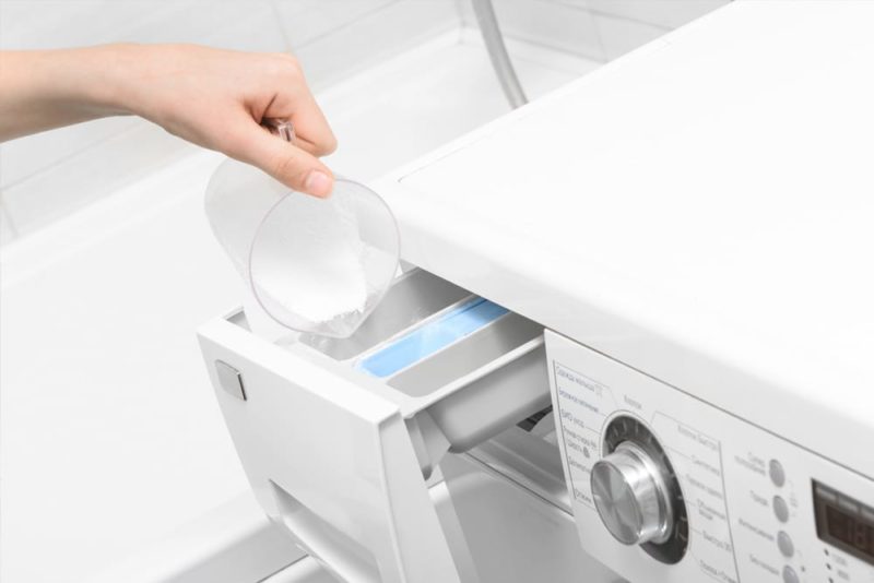 Cargar la lavadora con detergente sin suavizante