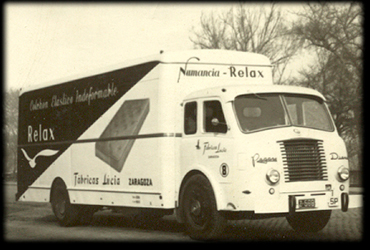 Camión de Colchones Relax de varios años atrás. Por el estilo de foto se puede ver que era uno de los primeros camiones con los que hacían repartos.